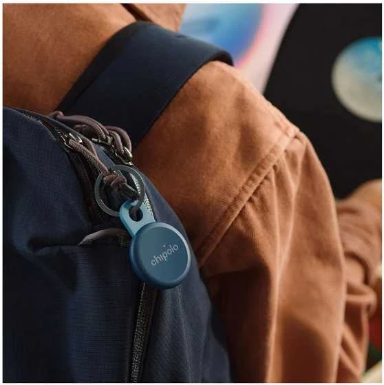 „Chipolo LOOP“ – įkraunamas „Bluetooth“ sekiklis su silikonine kilpa, skirtas „iOS“ ir „Android“, anglies spalvos
