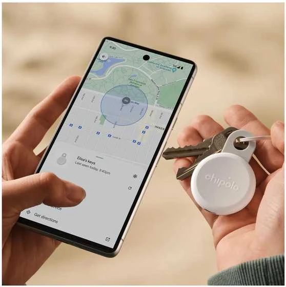 „Chipolo LOOP“ – įkraunamas „Bluetooth“ sekiklis su silikonine kilpa, skirtas „iOS“ ir „Android“, kreidos spalvos
