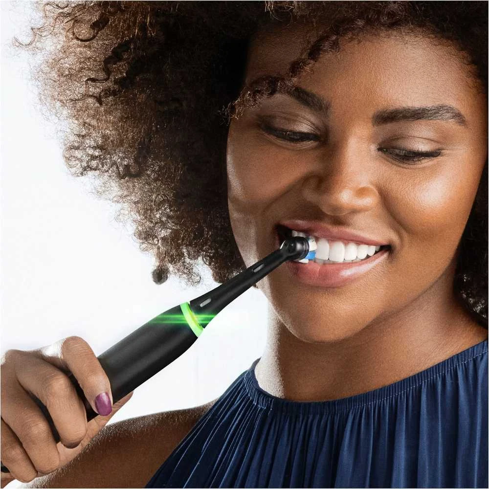 Dantų šepetėlis „Oral B“ iO5 dviejų dalių komplektas, juodos spalvos, UCB ir baltos spalvos, SC elektriniai dantų šepetėliai