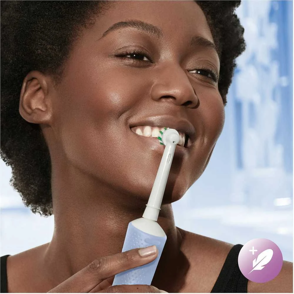 Oral-B Vitality Pro mėlynas šepetėlis naudojimo metu