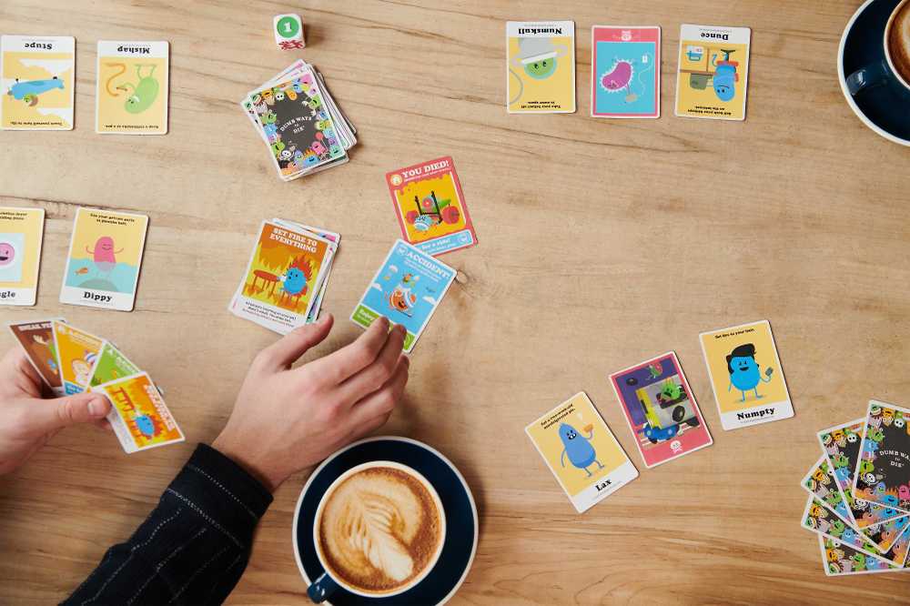 Kortų žaidimas „Spin Master Dumb Ways to Die“.