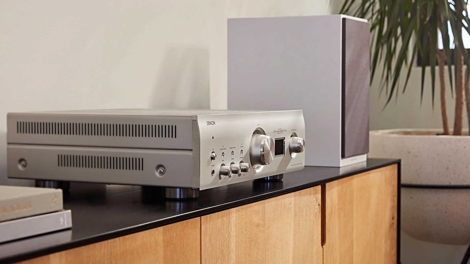 Denon PMA-1700NE integruotas stiprintuvas su šoniniu signalu