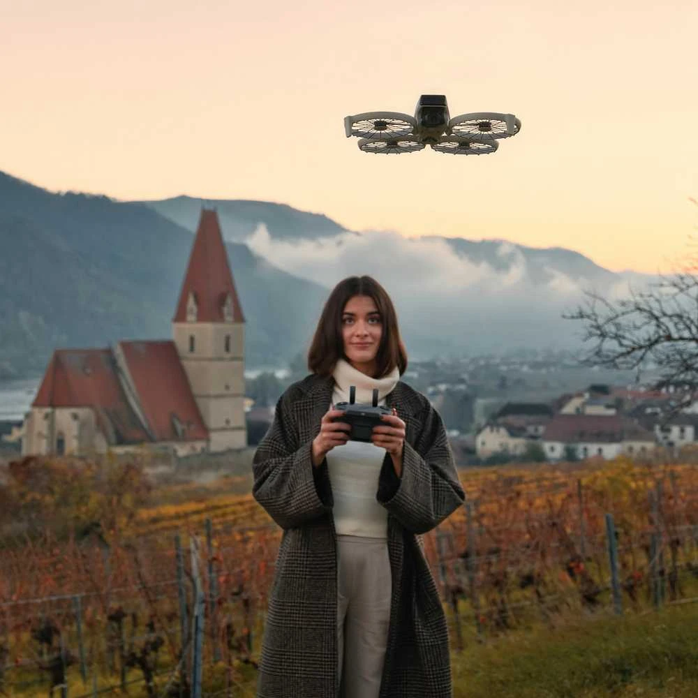 DJI Flip dronas su DJI RC 2 valdymo pultu