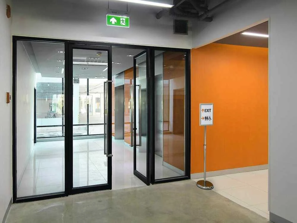 Informacinis stovas su EXIT nuoroda biuro erdvėje