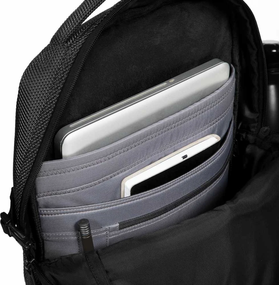 Eastpak TECUM M Cnnct Coat -reppu, musta