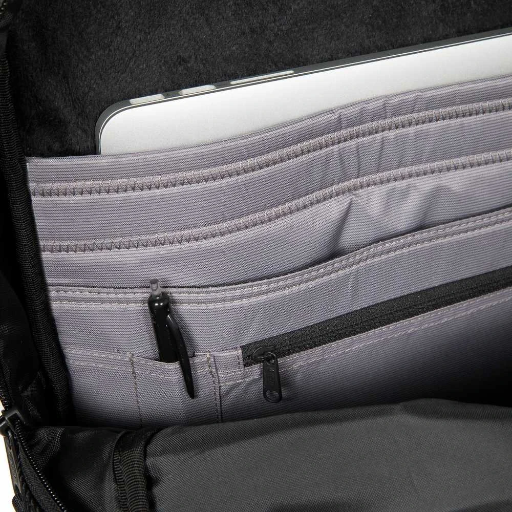 Eastpak TECUM M Cnnct Coat -reppu, musta