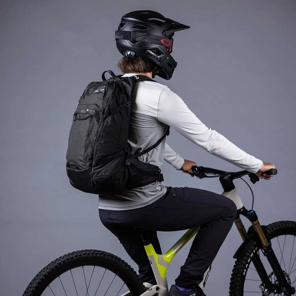 Evoc TRAIL PRO BLACKLINE 16 reppu, L/XL