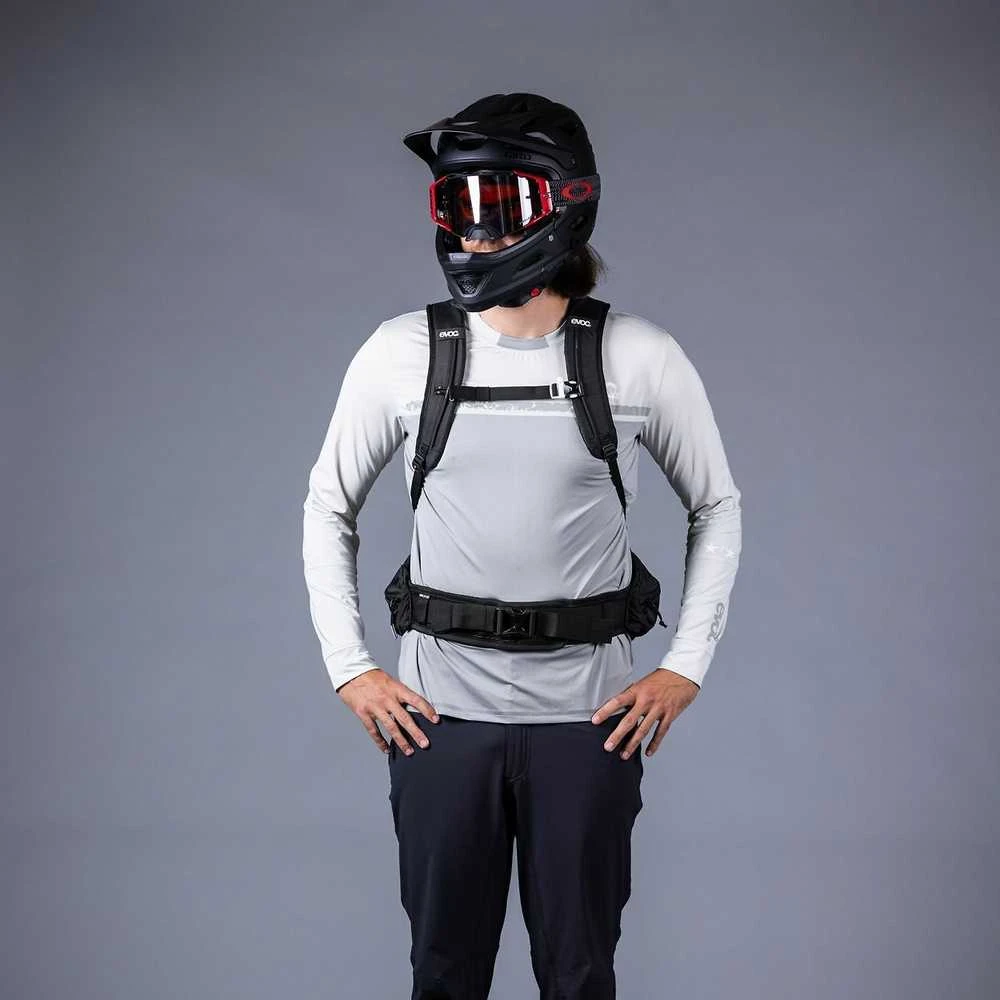 Evoc TRAIL PRO BLACKLINE 16 reppu, S/M