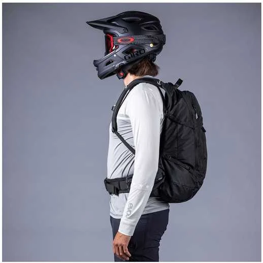 Evoc TRAIL PRO BLACKLINE 16 reppu, S/M