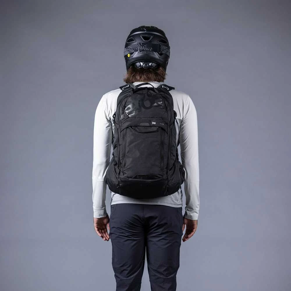 Evoc TRAIL PRO BLACKLINE 16 reppu, S/M