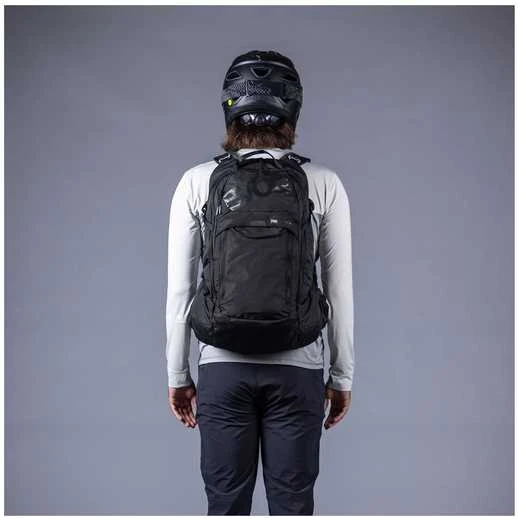 Evoc TRAIL PRO BLACKLINE 16 reppu, S/M
