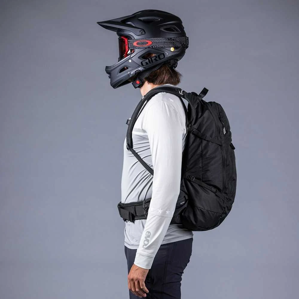 Evoc TRAIL PRO BLACKLINE 16 reppu, S/M