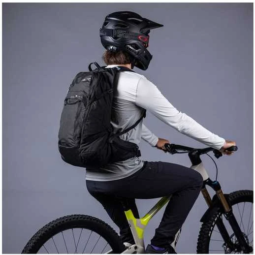 Evoc TRAIL PRO BLACKLINE 16 reppu, S/M