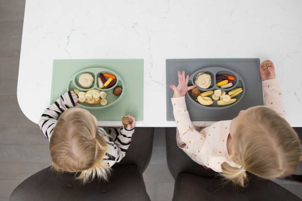 EZPZ silikoninė plokštelė su padu 2in1 Happy Mat, pastelinė pilka