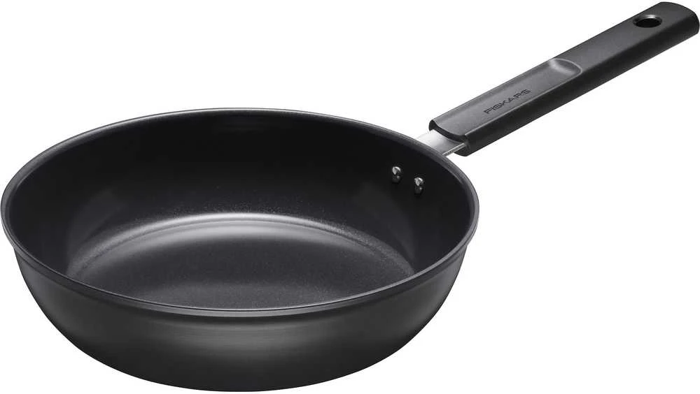 Fiskars Hard Face troškintuvas 24cm su dangčiu