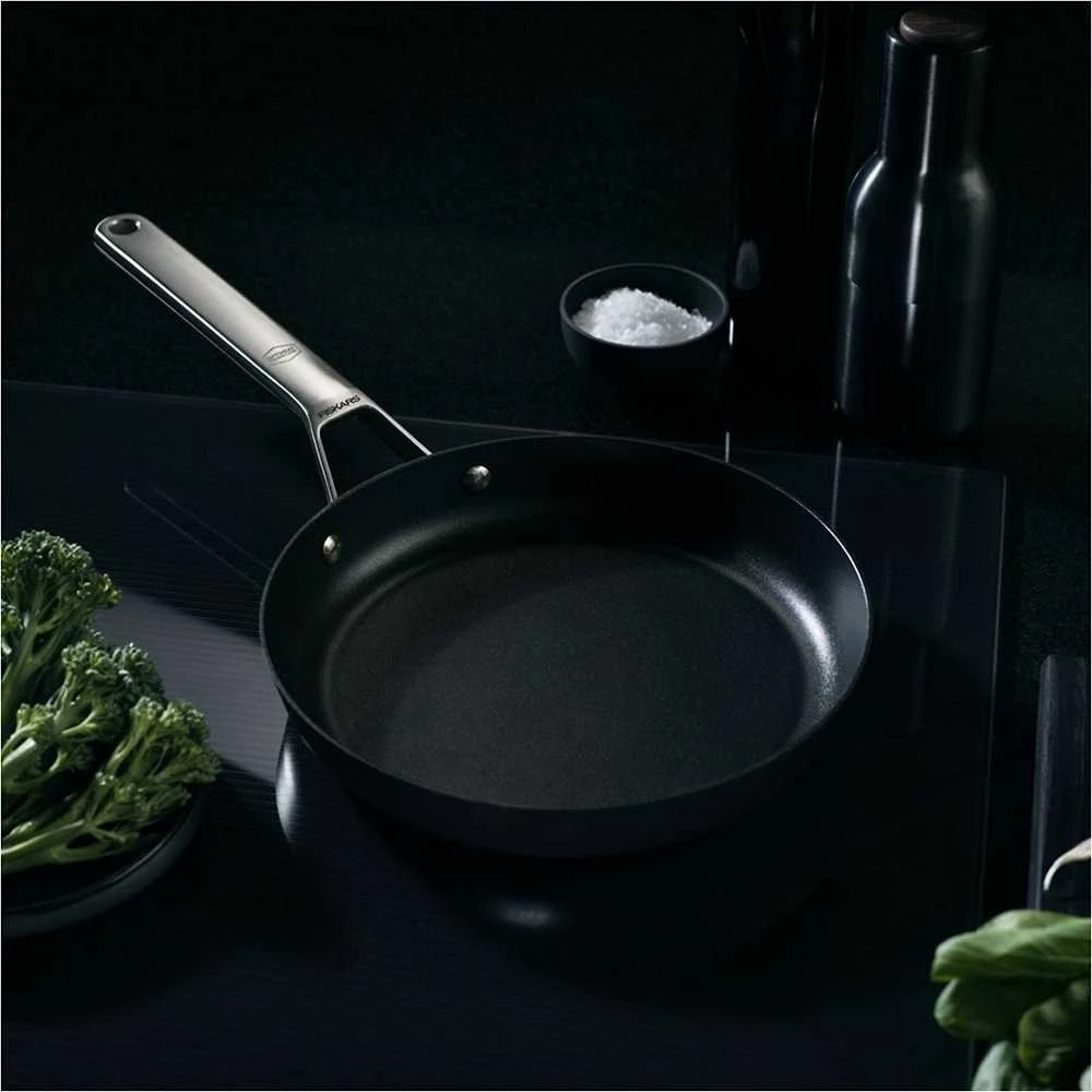 Fiskars Taiten keptuvė 24 cm