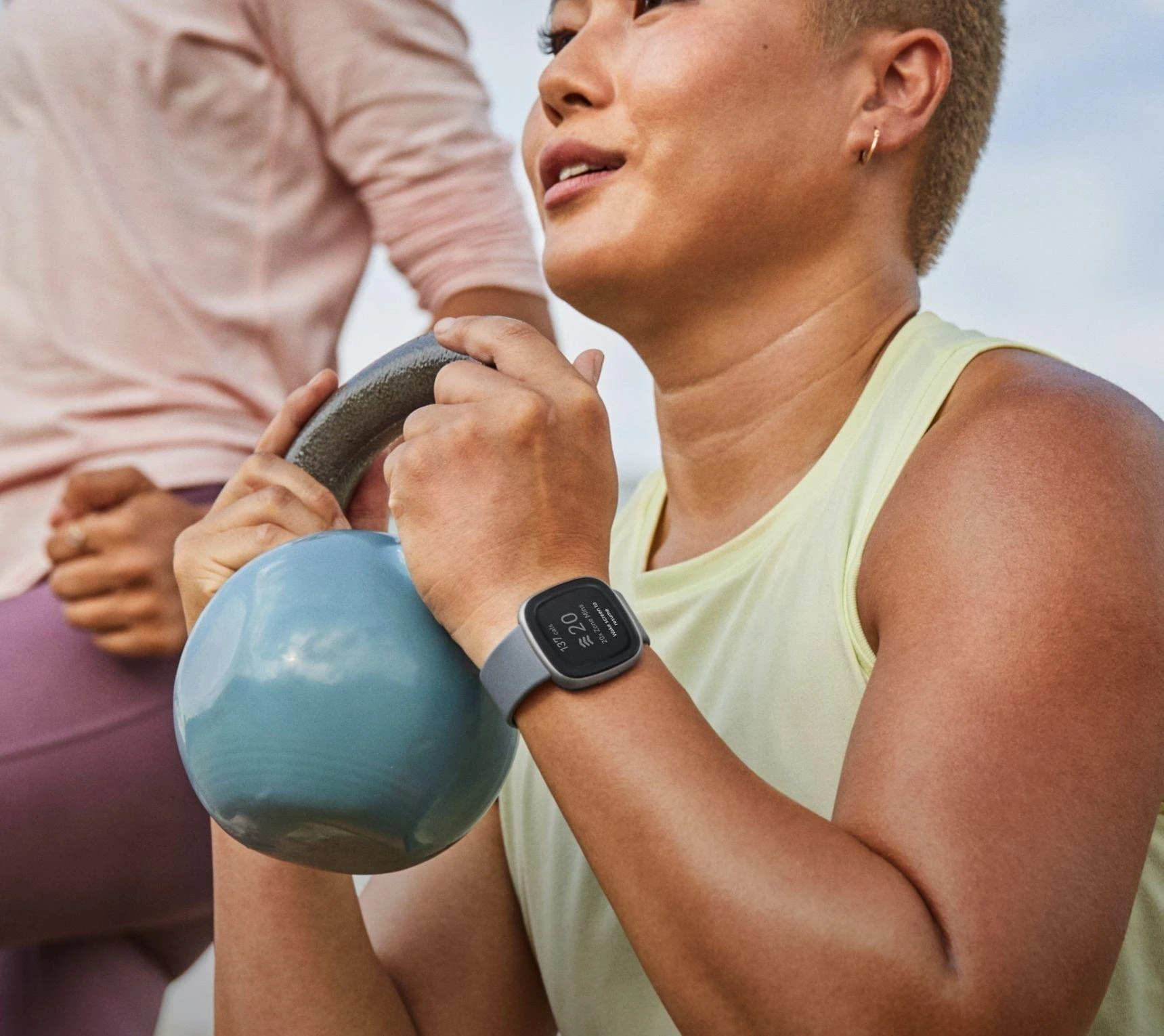Išmanusis laikrodis Fitbit Versa 4, Platinos spalvos korpusas su melsvos spalvos silikoniniu dirželiu