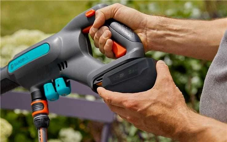 Vidutinio slėgio akumuliatorinės plovyklos Gardena AquaClean 24 / 18V P4A Premium rinkinys