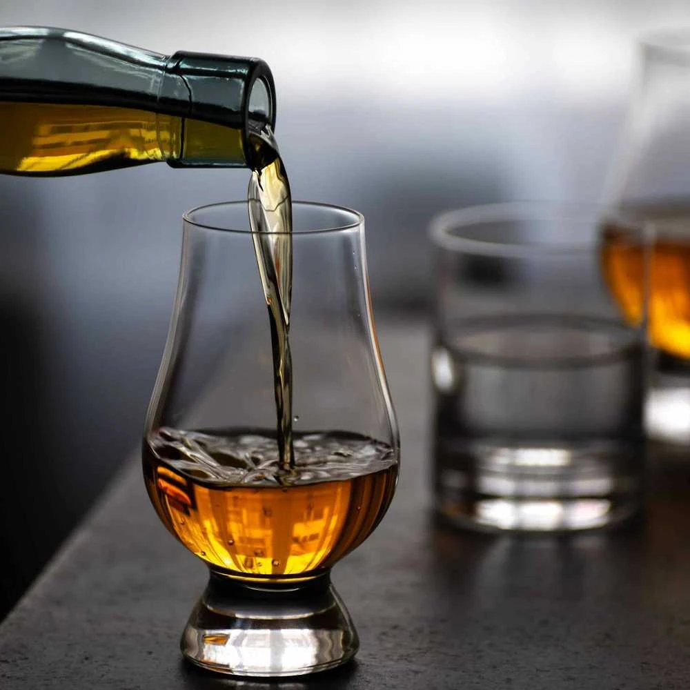 Glencairn taurė pildymo metu
