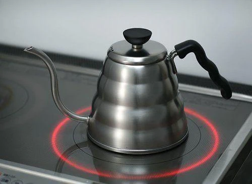Hario V60 virdulys ant kaitlentės