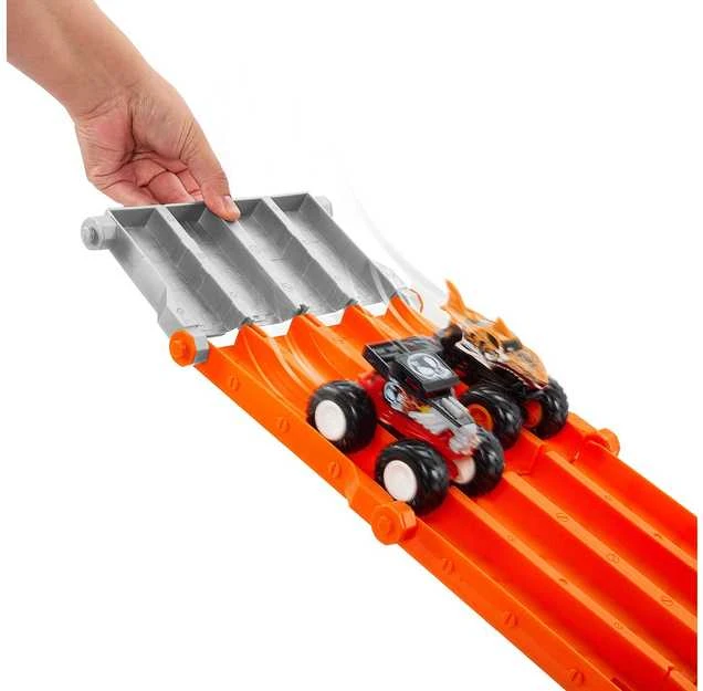 „Hot Wheels“ monstrų sunkvežimio dviejų automobilių griovimo lenktynės