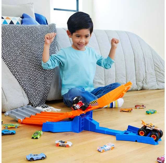 „Hot Wheels“ monstrų sunkvežimio dviejų automobilių griovimo lenktynės