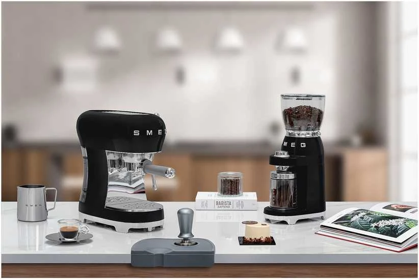 Smeg Espresso rankinis kavos aparatas ECF02BLEU, Juodos spalvos