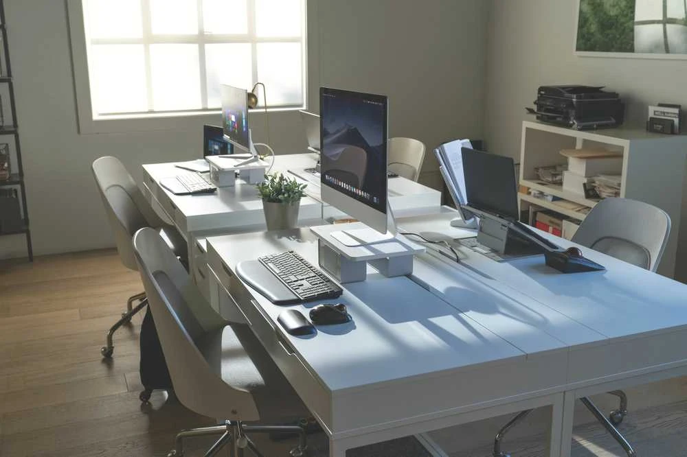 Leitz Kensington K55470EU stalinis plokščiųjų ekranų laikiklis 81,3 cm (32") Gnybtas / varžtai Pilka, Sidabras