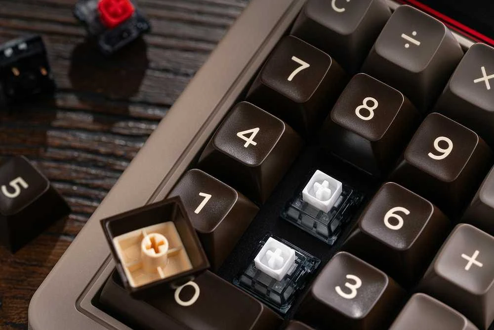 8BitDo mechaninė skaičių klaviatūra su LED ekranu, Bluetooth, 2,4G, C64 Edition, Windows/Android