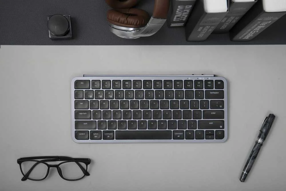 Klaviatūra Keychron B1P-K1-BO, 75 %, laidinis ir belaidis, USB + RF belaidis + „Bluetooth“, pilkas