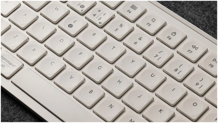 Klaviatūra „Keychron B6 Pro“ itin plonos belaidės ausinės, trijų režimų, dramblio kaulo baltos spalvos