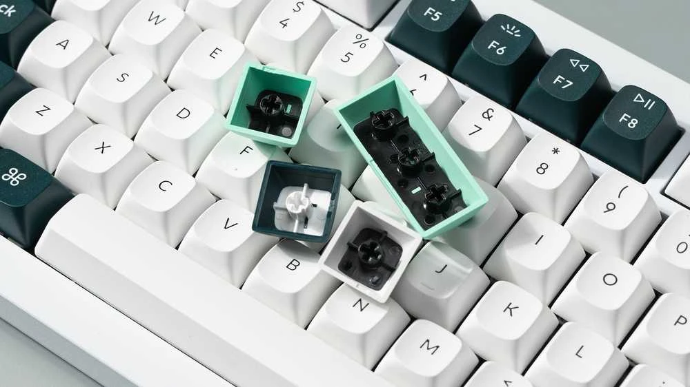Klaviatūra Keychron Q1 HE, su laidu & Wireless, USB + RF belaidė + Bluetooth, Magnetic-mechaninė key switch, QWERTY, RGB LED, Baltas