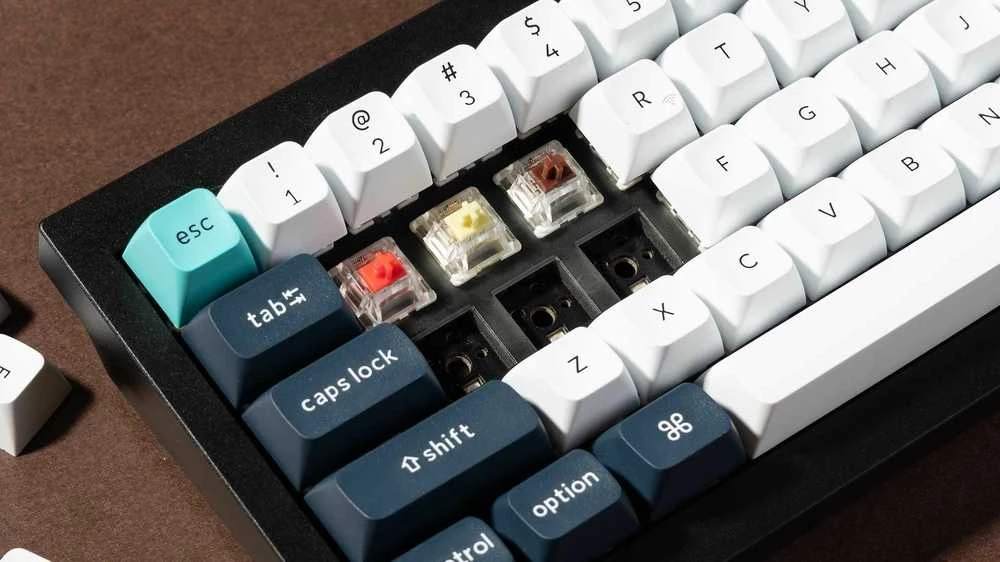 Klaviatūra Keychron Q2 Max, laidinis ir belaidis, USB + RF belaidis + „Bluetooth“, magnetinis-mechaninis rakto jungiklis, RGB LED, juodas, anglies pluošto