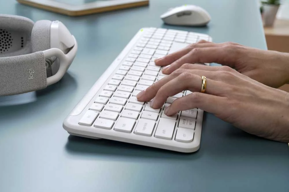 „Logitech Signature Slim“ belaidė klaviatūra ir pelė, MK950, šviesiai balta, NORDIC