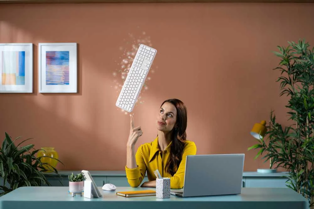 „Logitech Signature Slim“ belaidė klaviatūra ir pelė, MK950, šviesiai balta, NORDIC