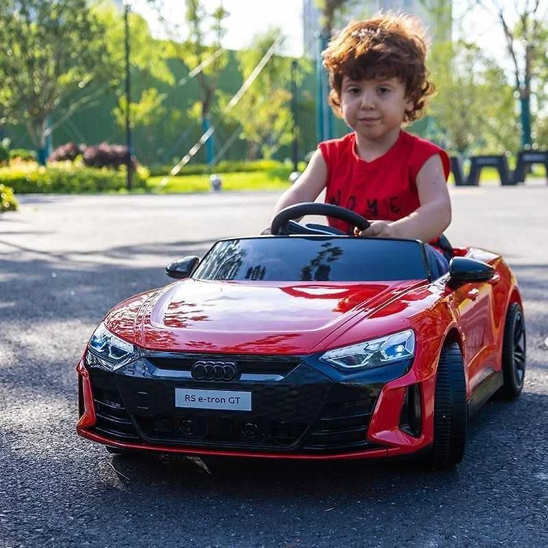 Leggodt Audi RS e-tron GT lasten sähköauto, punainen
