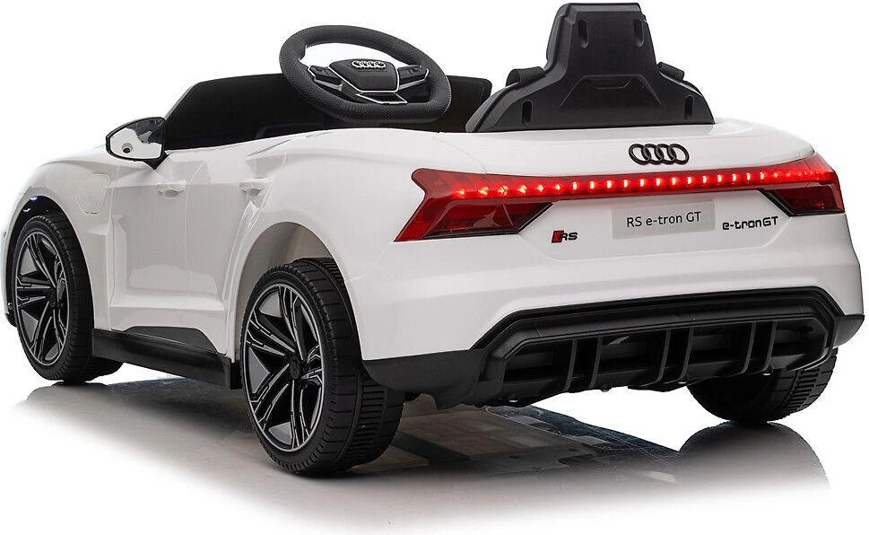 Leggodt Audi RS e-tron GT lasten sähköauto, valkoinen