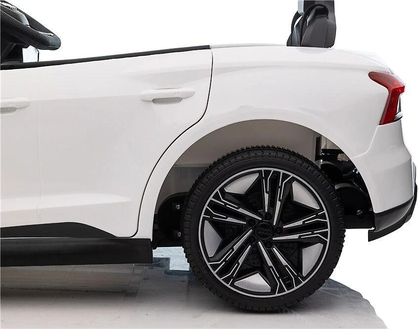 Leggodt Audi RS e-tron GT lasten sähköauto, valkoinen