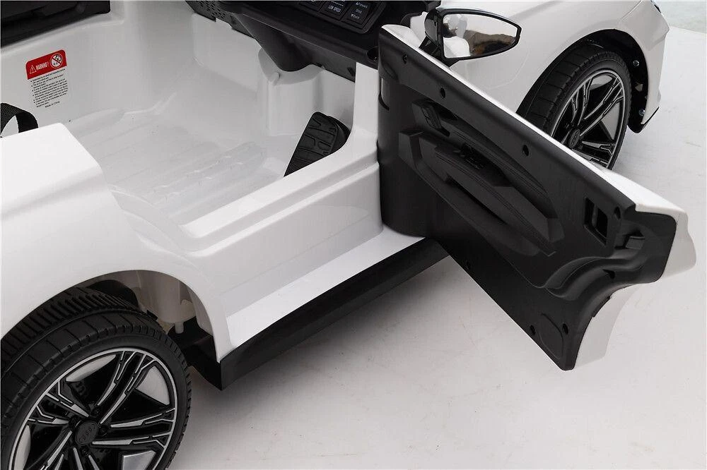 Leggodt Audi RS e-tron GT lasten sähköauto, valkoinen