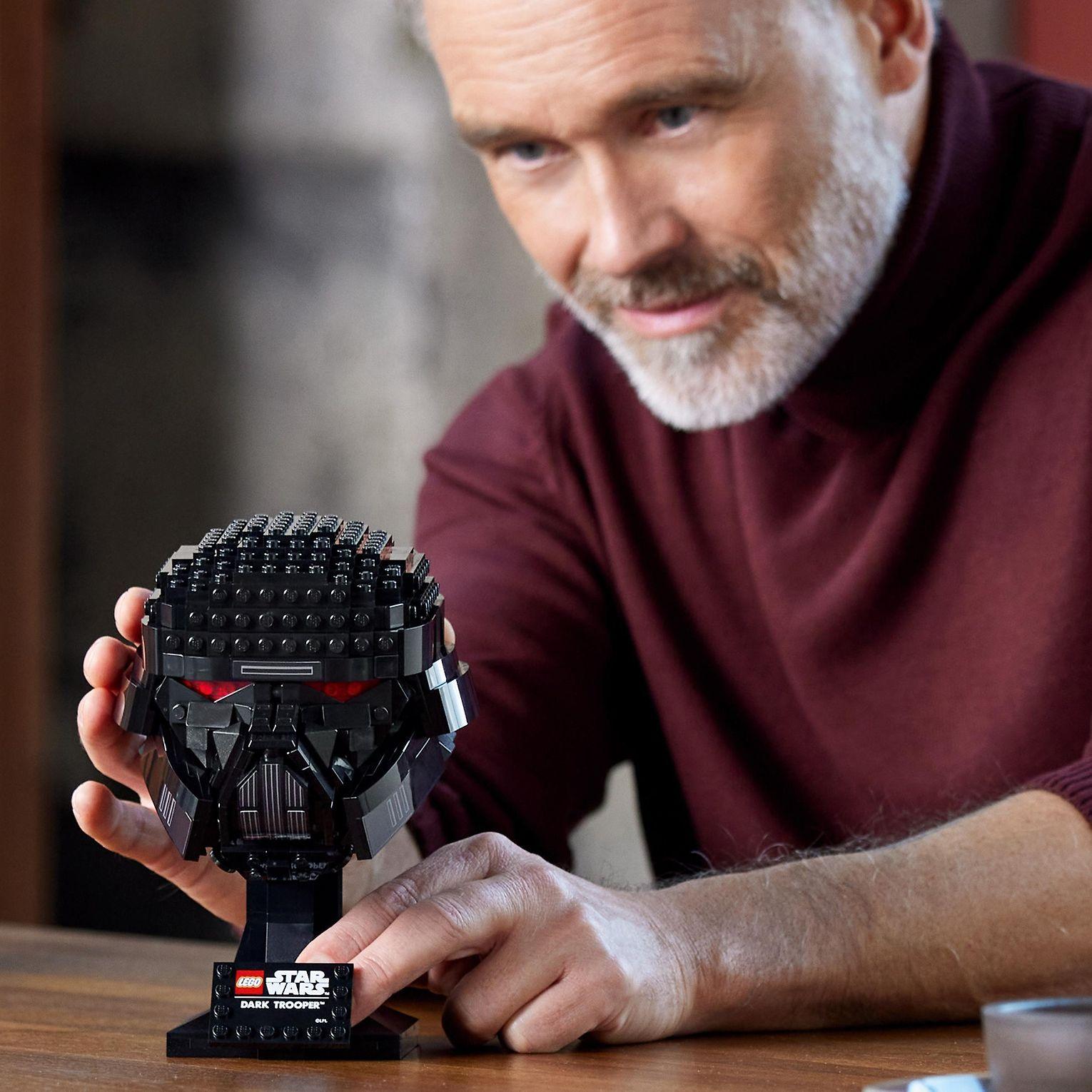 LEGO® Star Wars Tamsiojo kario™ šalmas (75343)
