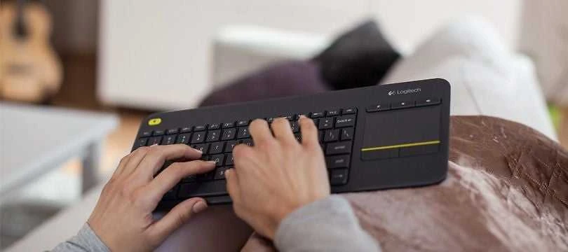 Logitech K400 Plus klaviatūra Radijo dažnio belaidė QWERTY Skandinaviškas Juoda