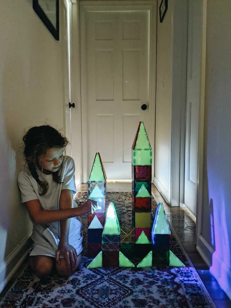 MAGNA-TILES Magnetinis šviečiantis konstruktorius, 16 det.