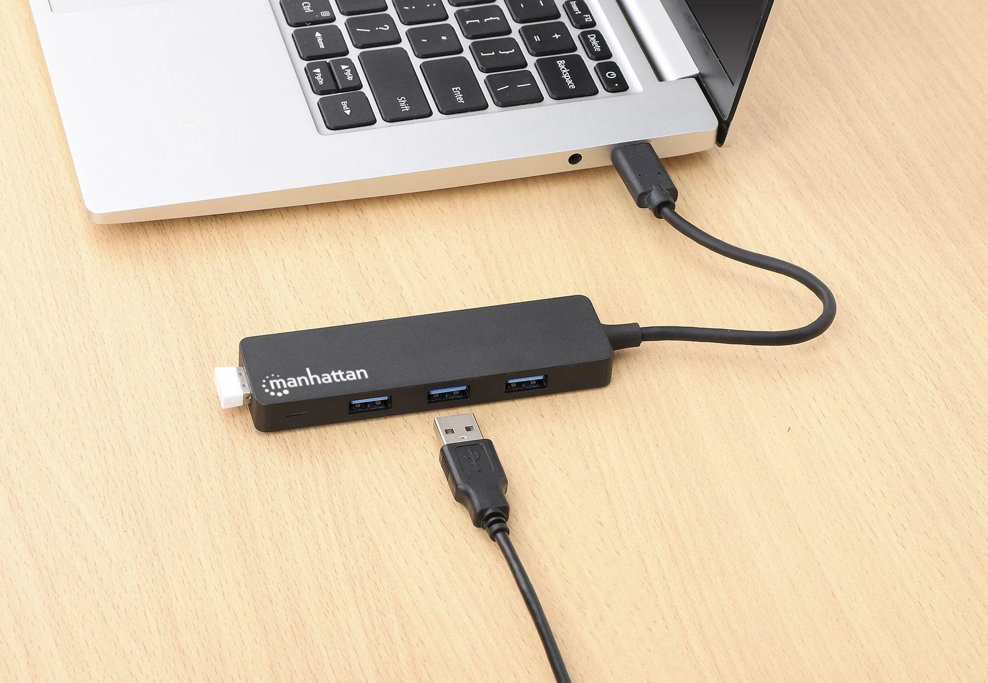 „Manhattan Manhatta“ 4 prievadų USB 3.2 Gen 1 šakotuvas, USB-C nuo 4 USB-A lizdų, 5 Gbps perdavimo sparta, maitinamas autobusu, Juodas, 164924