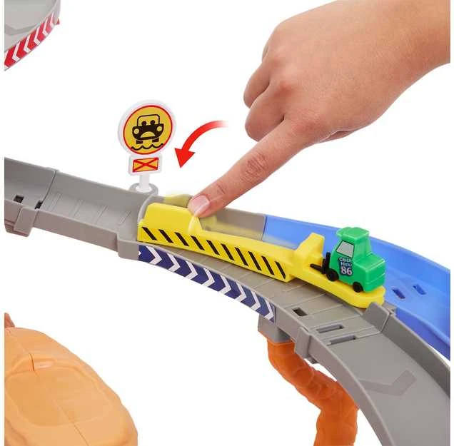 Mattel „Disney Cars“ – Radiator Springs lenktynių ir gelbėjimo gelbėjimo kelio lenktynių rinkinys su 4 žaisliniais automobiliais (JFL57)