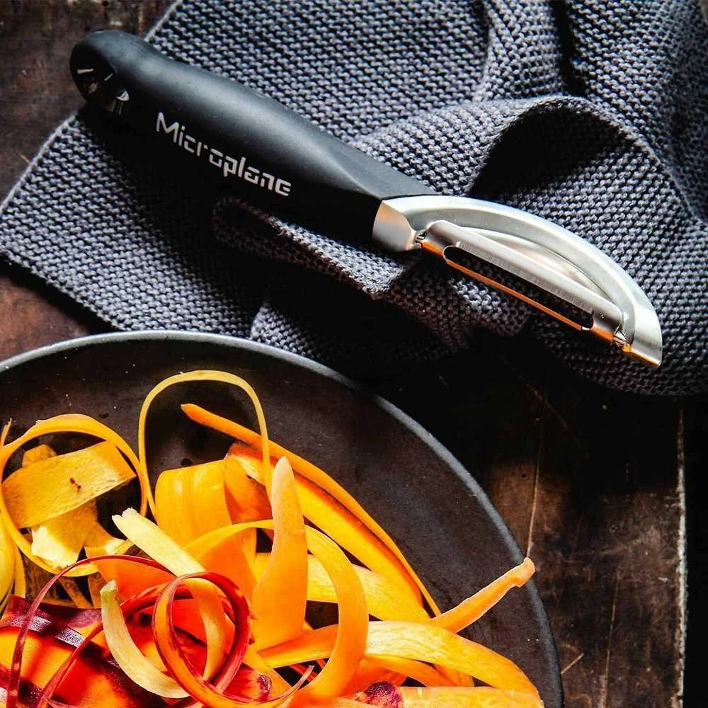 Microplane Specialty vegetable peeler, juodas