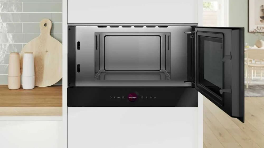 Įmontuojamoji mikrobangų krosnelė Bosch Serija 8, juodos spalvos (BFR7221B1)