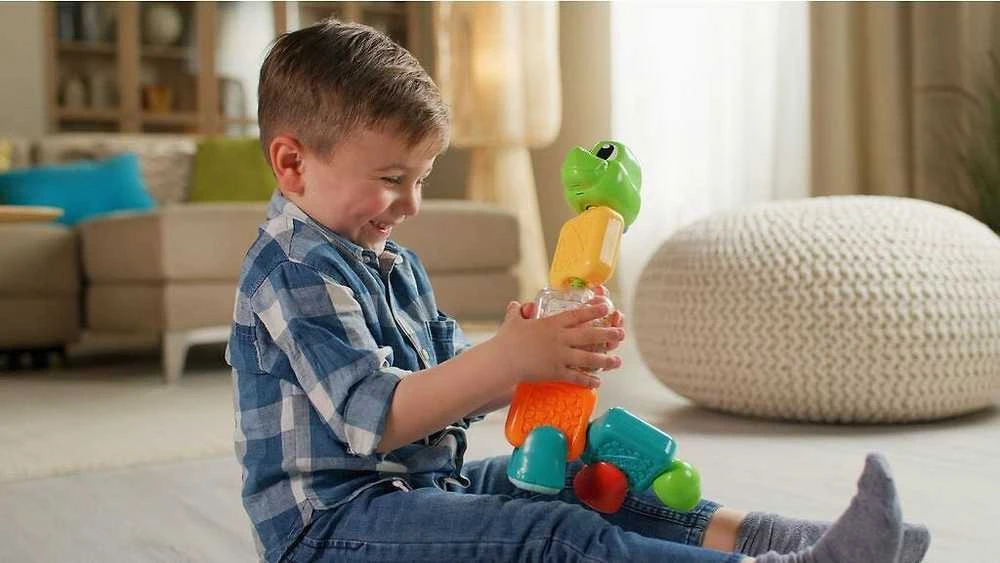 Goliath Modimi dinozaurai žaidžiančio vaiko rankose
