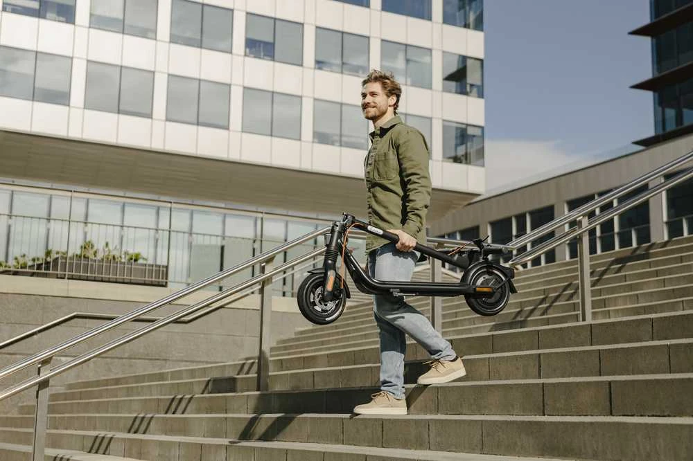 Elektrinis paspirtukas Ninebot by Segway Kickscooter F2 Pro E, Juodas