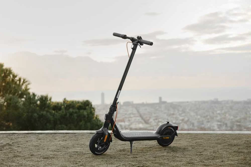 Elektrinis paspirtukas Ninebot by Segway Kickscooter F2 Pro E, Juodas