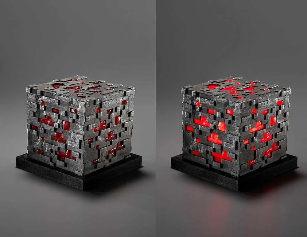 Noble Collection Minecraft - Šviečiantis Raudonasis Akmuo